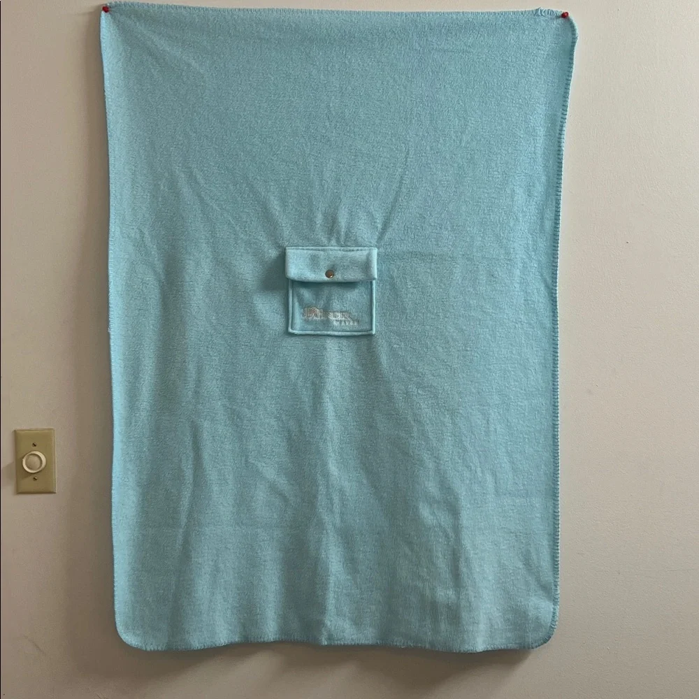 🌞 Spa Finder Soft Blue Pocket Throw   44” x 31” w/Snap Pocket Closure 6” x 6”